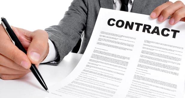 ¿Le firmo el full buyout o negocio una licencia?
